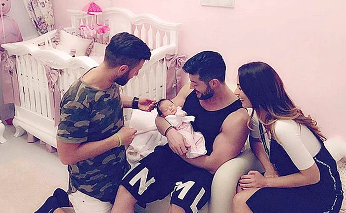 
    Naşii Monica şi  Cristi Glodean  au venit în  vizită la  finuţa lor  