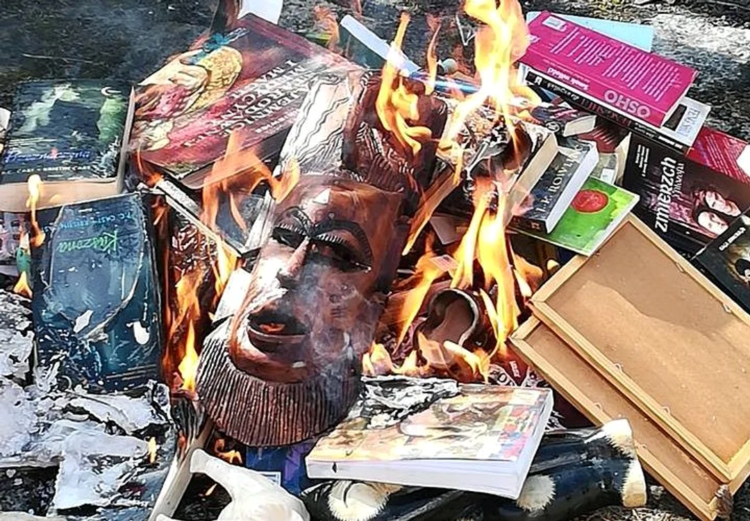 
    Trei preoţi au dat foc mai multor cărţi din seria Harry Potter Foto:News.ro   