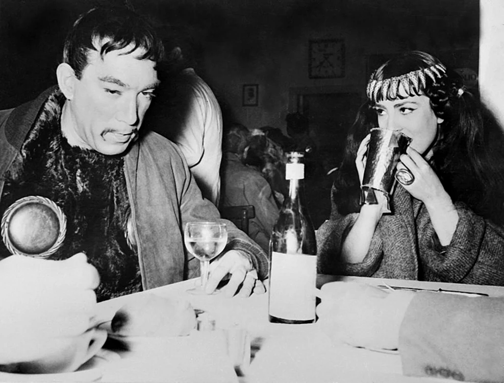 Anthony Quinn si Colette Regis în timpul filărilor la pelicula „Attila”, în 1954. Foto: AFP 