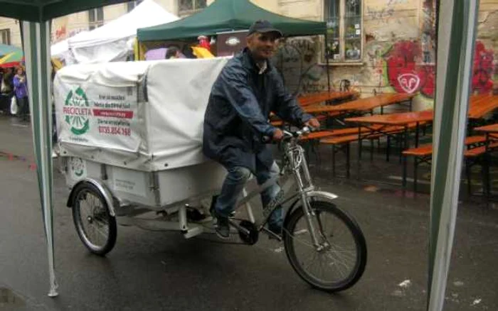 Tricicletă pentru reciclarea hârtiei şi cartonului. Foto Facebook