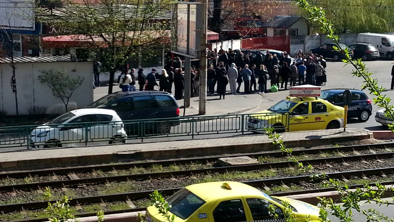 Bucureştenii au stat răbdători la coadă pentru a-şi ridica cozonacii