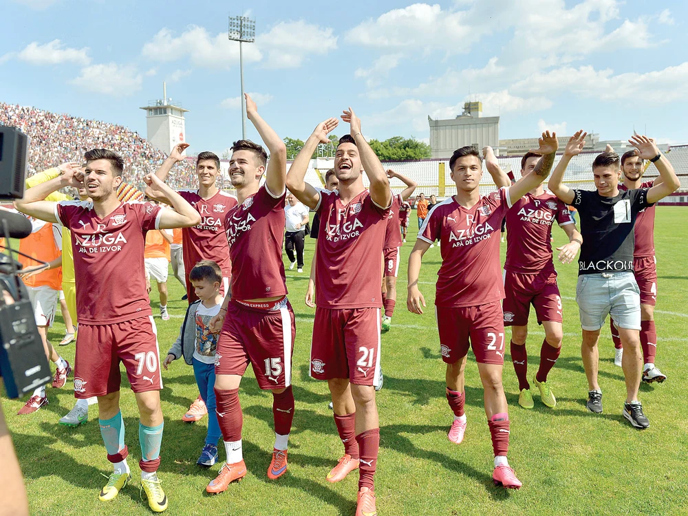 
    Rapid În Giulești a început  fiesta, fotbaliștii  sărbătorind alături  de fani revenirea  pe prima scenă   