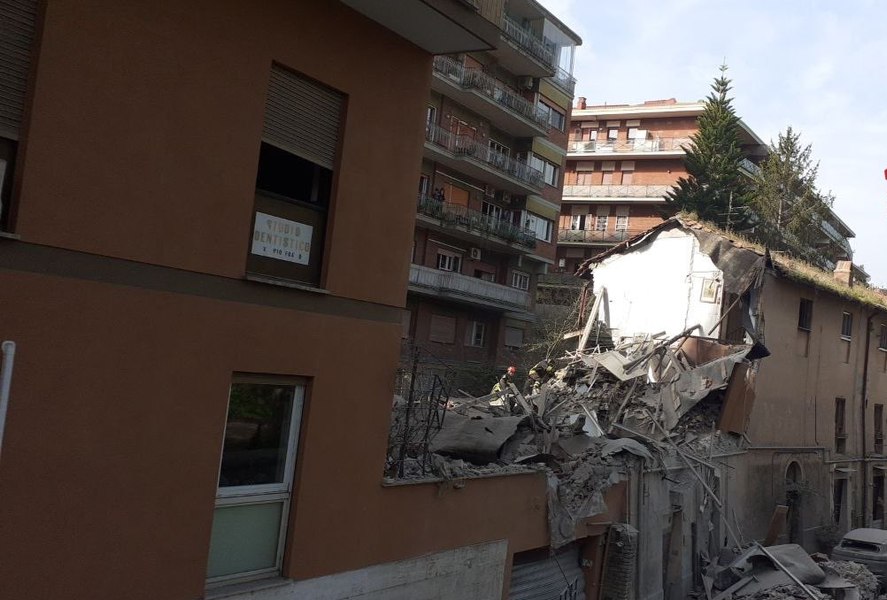 O clădire s-a prăbușit în Roma, în urma unei explozii. Un bărbat a fost scos în viață din dărâmături