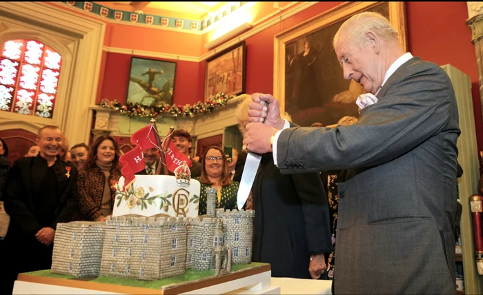 Reegele Charles la aniversarea a 77 de ani un tort în forma castelului Cyfarthfa. Foto: Profimedia