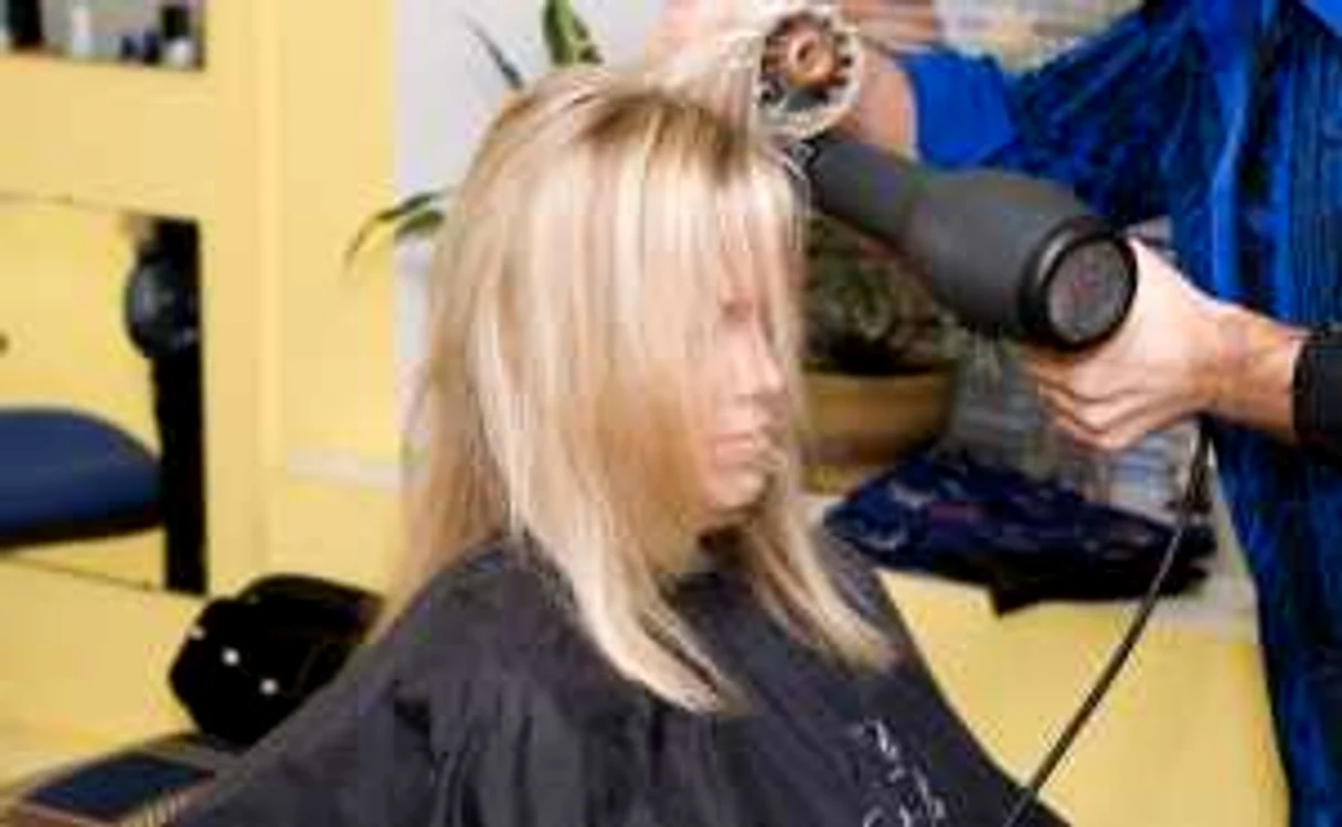 Hair stylist-ul a lăsat uscătorul de păr şi s-a apucat de agresat poliţişti. FOTO: ADEVĂRUL