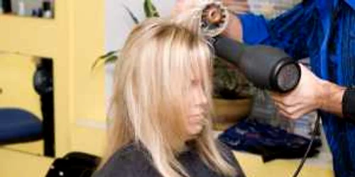 Hair stylist-ul a lăsat uscătorul de păr şi s-a apucat de agresat poliţişti. FOTO: ADEVĂRUL