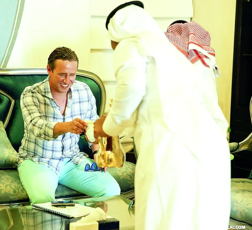 Arabii au fost impresionaţi de vestimentaţia tehnicianului şi de insignele pe care acesta le-a purtat (fotografii: al-hilal.com)