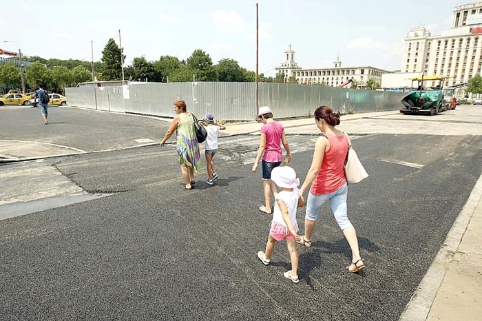 3. La suprafaţă, asfaltul a fost turnat din loc  în loc. Peste tot miroase a bitum încins