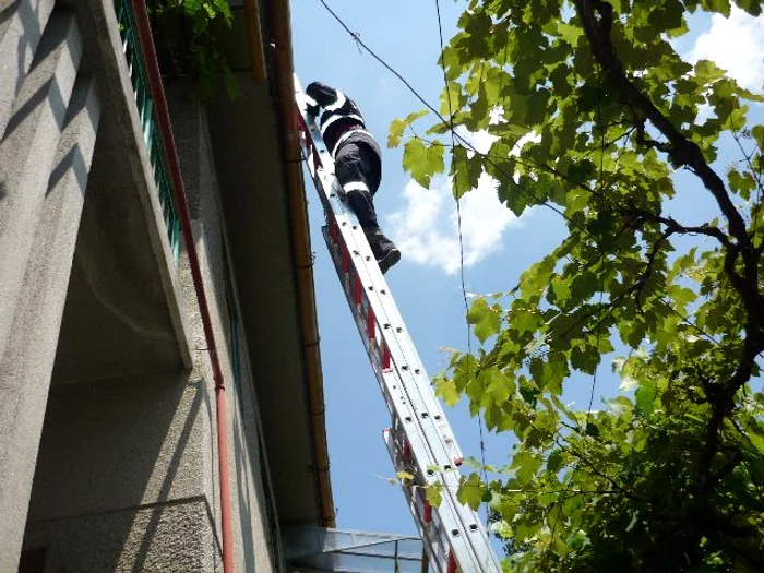 Bărbatul a fost salvat de pompieri
