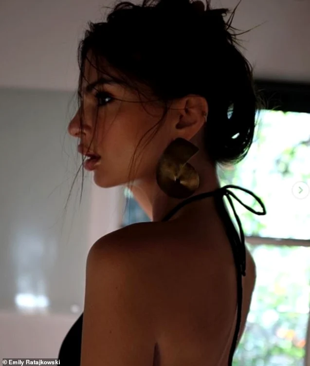 Emily Ratajkowski pozează sexy şi pe Instagram, nu doar pentru şedinţele foto oficiale