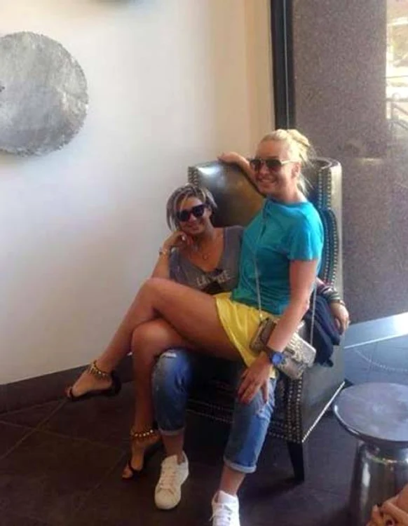 
    Ana sa relaxat cu Vica împărţind acelaşi fotoliu  