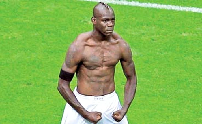 
    Cavani primeşte un milion de euro dacă iese golgheter, Balotelli tot atât dacă scapă cu mai puţin de trei eliminări într-un sezon, iar un englez a fost obligat să mănânce testicule de berbec înainte de fiecare meci Foto: AP  