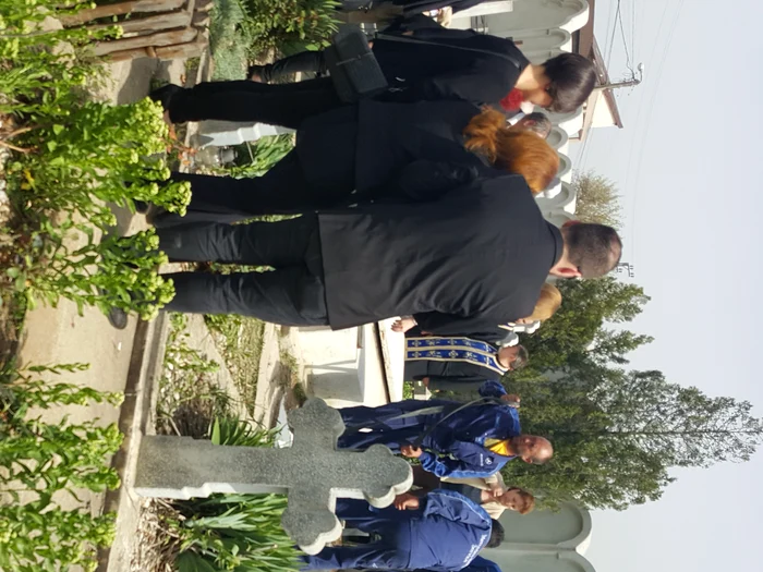 Cornelia Patrichi, susținută de fiul și de nora ei, la înmormântare