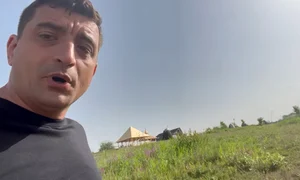 George Simion și paraclisul   în fundal   al nunții sale de la Măciuca Vâlcea Foto captură video jpg