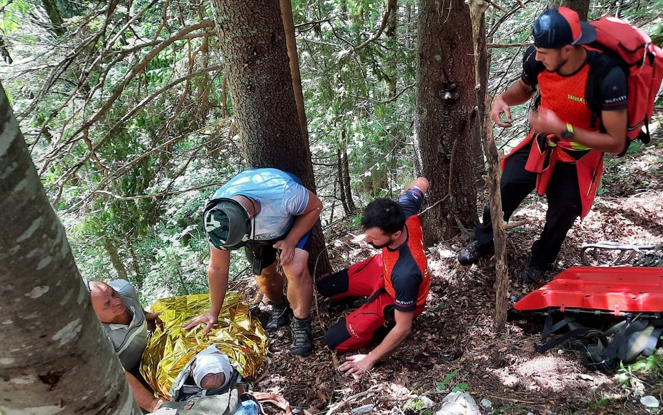 Atârnat deasupra prăpastiei, în Retezat. Un bărbat era să moară căutând o plantă de leac. Salvarea a fost dramatică