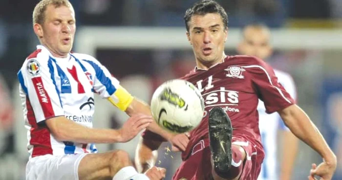 Gabriel Giurgiu (stânga), în duel cu Daniel Pancu