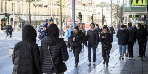 Trecători în timpul pandemiei în Stockholm 4 aprilie 2020 FOTO EPA-EFE