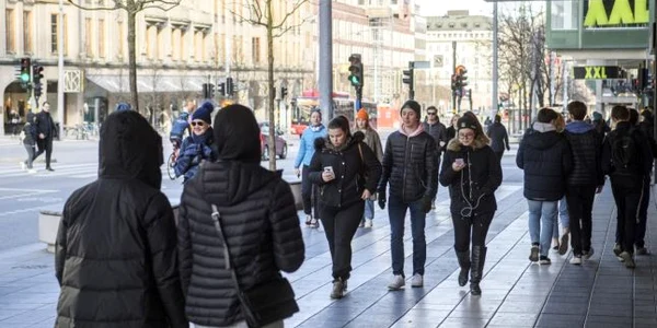 Trecători în timpul pandemiei în Stockholm 4 aprilie 2020 FOTO EPA-EFE