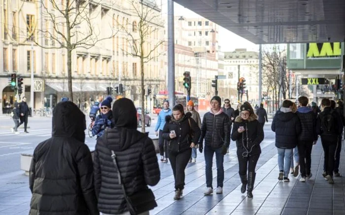 Trecători în timpul pandemiei în Stockholm 4 aprilie 2020 FOTO EPA-EFE