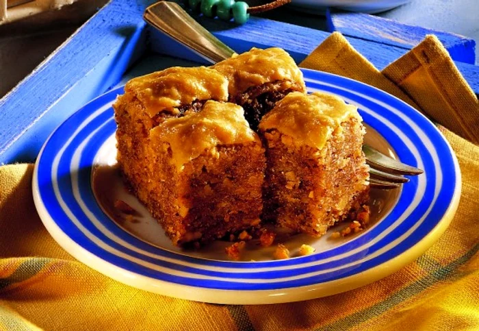 Alături de o cană de must sau de ceai cald această prăjitură este un deliciuclickpoftabuna.ro