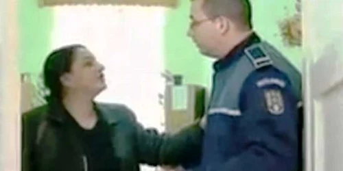 Profesoara spune că a fost agresată de poliţiest