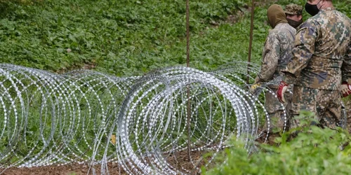 Soldaţi letoni la graniţa cu Belarus FOTO EPA-EFE