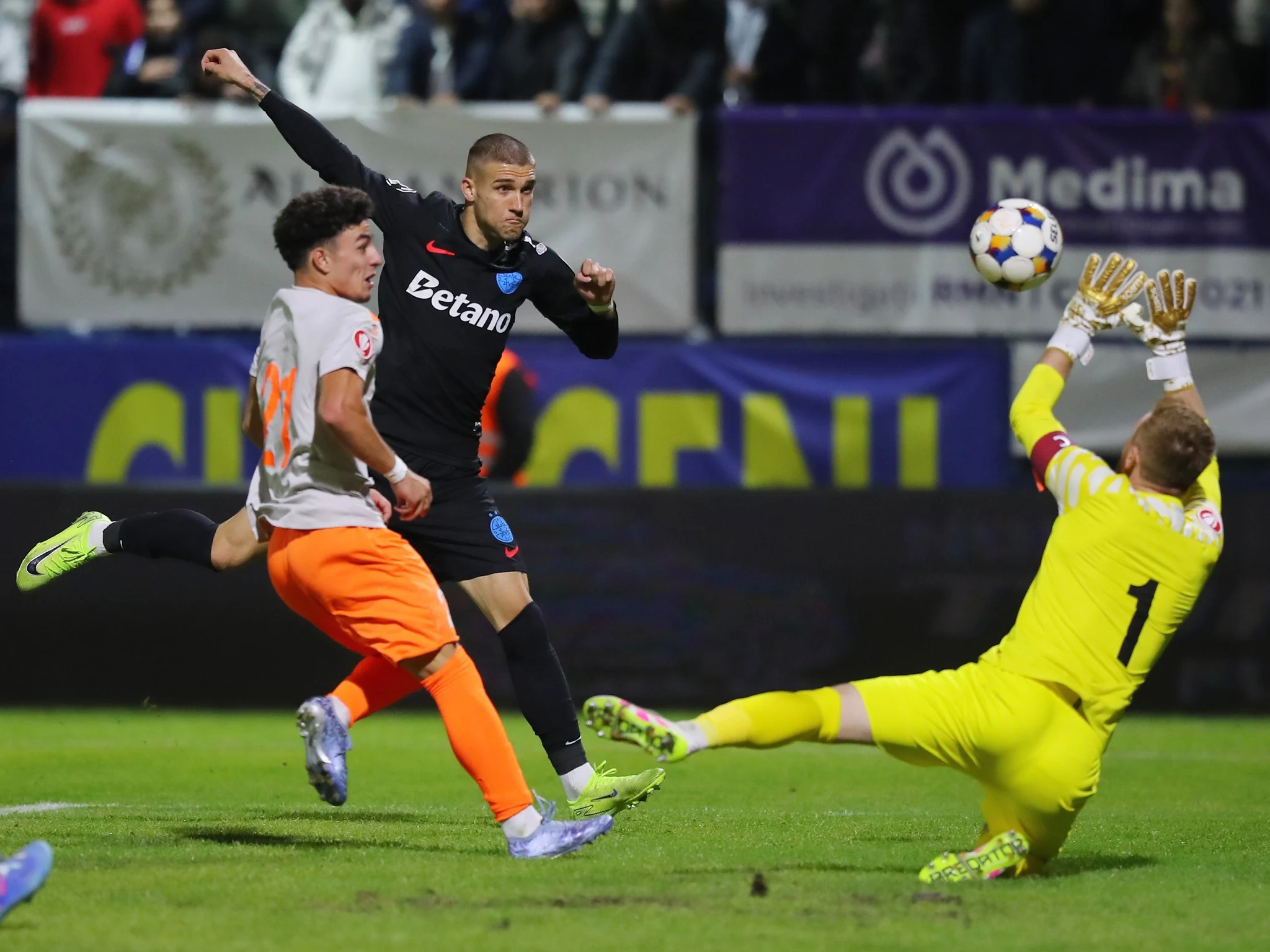 S-a trezit Bîrligea. FCSB trece de un mare hop și ajunge în buza play-off-ului, după o victorie la scor