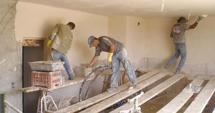 Muncitorii din construcţii au fost cei mai afectaţi de criză