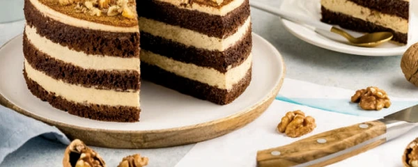 tort cu blat de cacao si nuci jpg