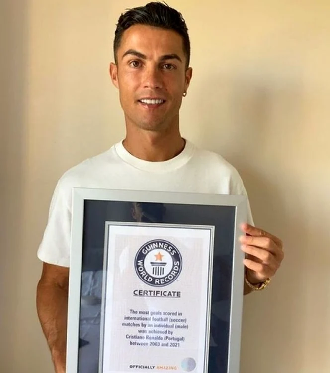 
    Cristiano Ronaldo, mândru de certificatul primit de la Cartea RecordurilorFOTO: Instagram  