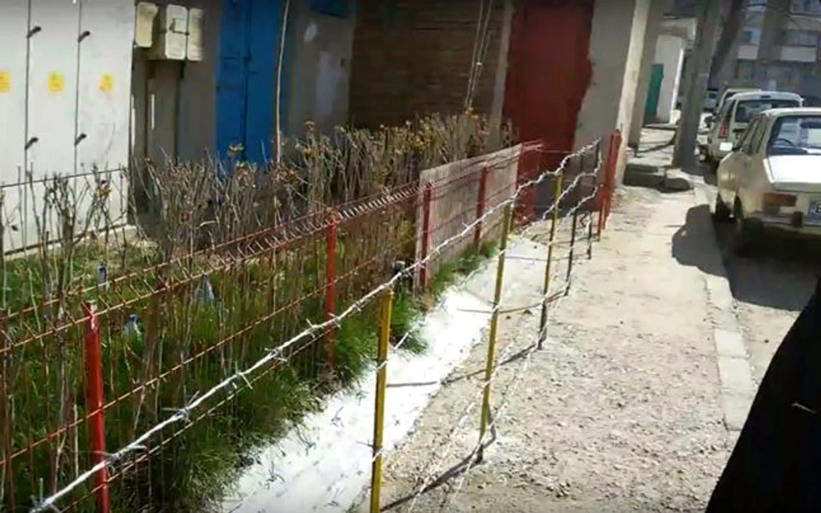 Inițial, omul a montat un gard din plasă sudată