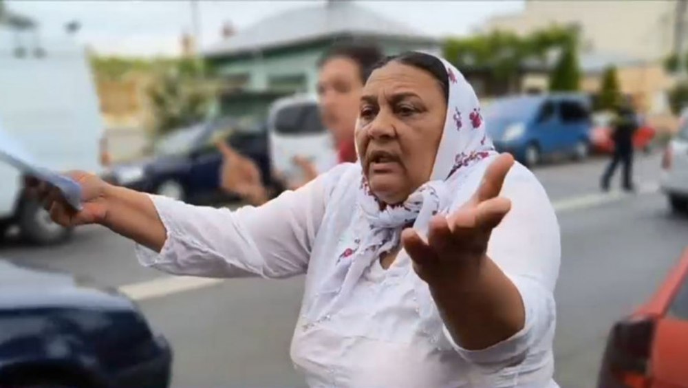 Crima de la Brăila. Ce spune mama suspectului despre cuţitul cu lama de 17 centimetri ridicat de poliţişti de la ea de acasă | VIDEO