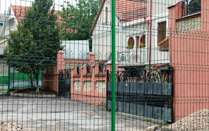 Anul trecut, familia Arnăut a îngrădit terenul disputat în instanţă cu vecinii FOTO CIN