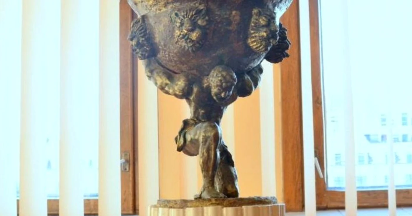 macheta statuie atlas ploiesti prezent 