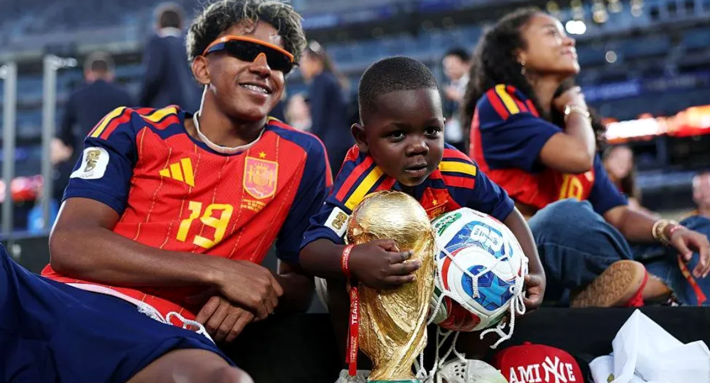 Lamine Yamal, alături de frațiorul său  Foto/Getty