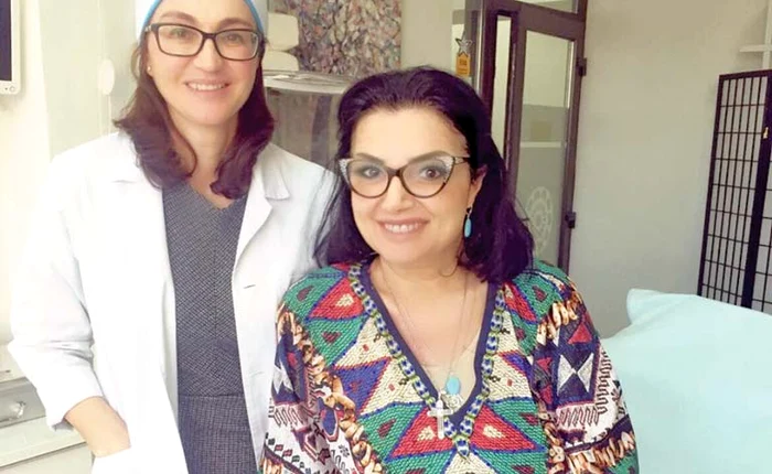 
    Ozana, alături de doctoriţa care îi va întineri tenul  