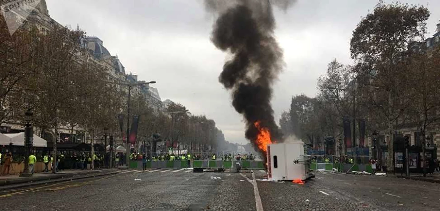 Ciocniri violente au avut loc între vestele galbene şi forţele de ordine