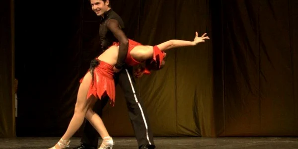 Invitaţii serii sunt campionii salsa Bogdan Nistorică şi Carolina Căpitan