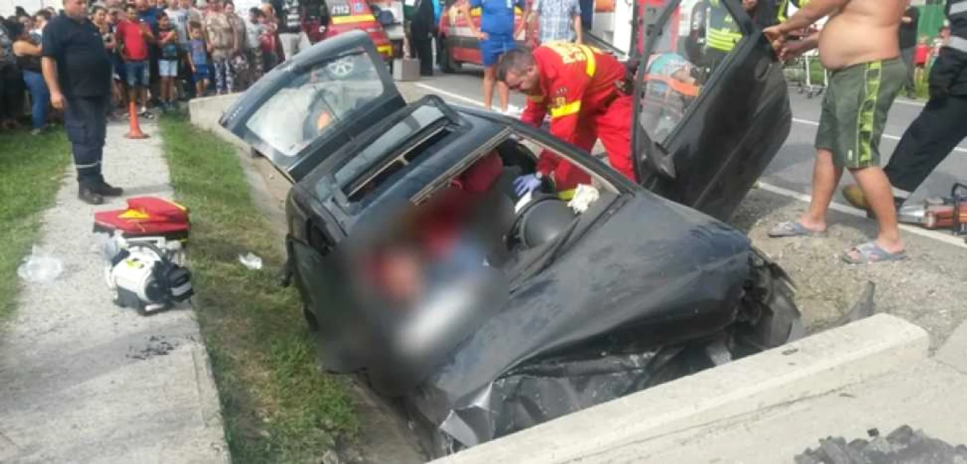 Maşina s-a lovit violent de un cap de pod FOTO Mediafax
