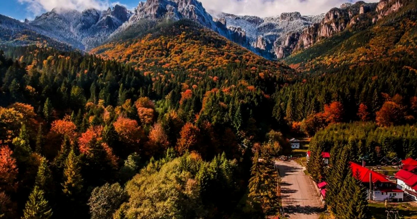 Masivul Ceahlău, vedere din satul Izvorul Muntelui. FOTO Alex Pers