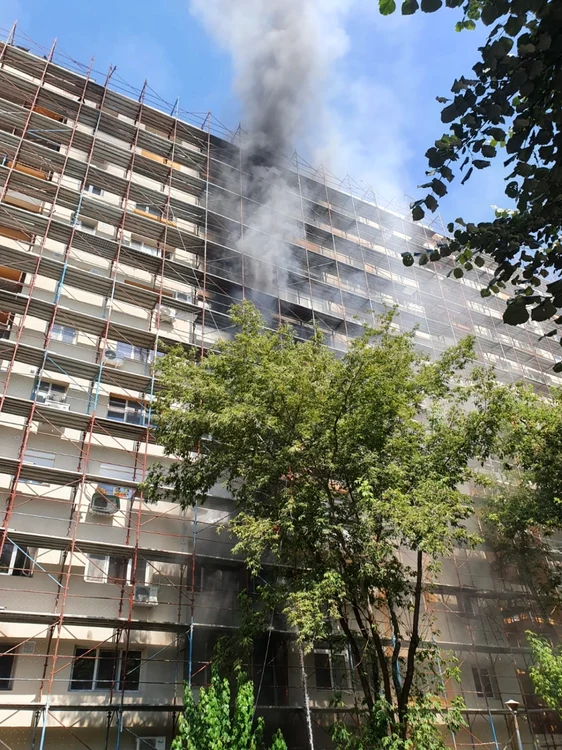 Un incendiu are loc într-un bloc în curs de reabilitare termică, pe Calea Rahovei 325.