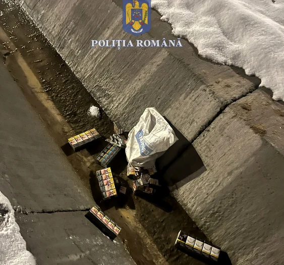 Plase cu țigări de contrabandă aruncate de șoferi de TIR în șanțul autostrăzii A1 în Sibiu Foto IPJ