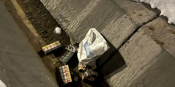 Țigări de contrabandă descoperite la un control rutier pe A1 de polițiștii din Sibiu Foto IPJ Sibiu jpeg