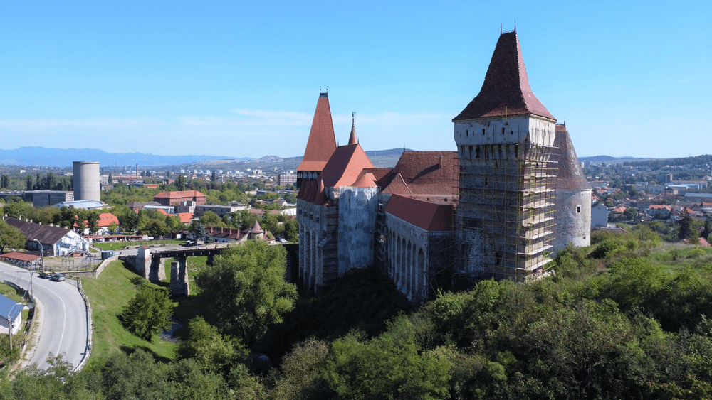 Turnul Neboisa din Castelul Corvinilor, în șantier. Monumentul legendar este restaurat