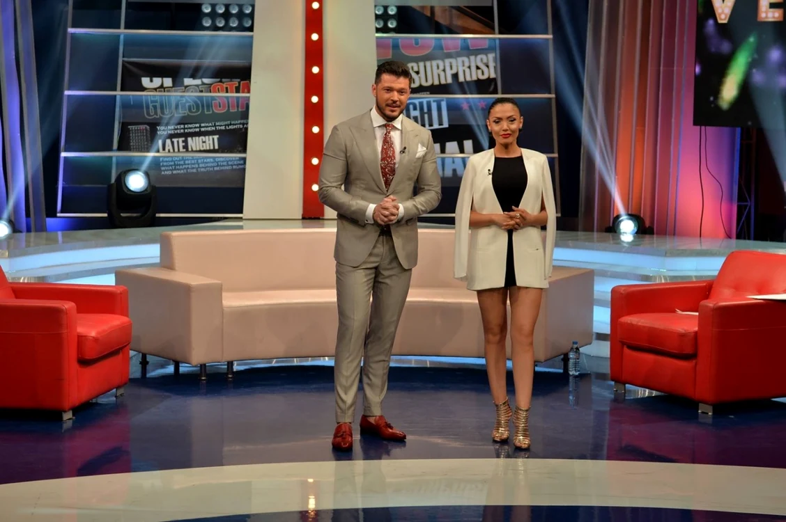Emisiunea „Wowbiz“ este prezentată de Victor Slav şi Andreea Mantea FOTO Kanal D