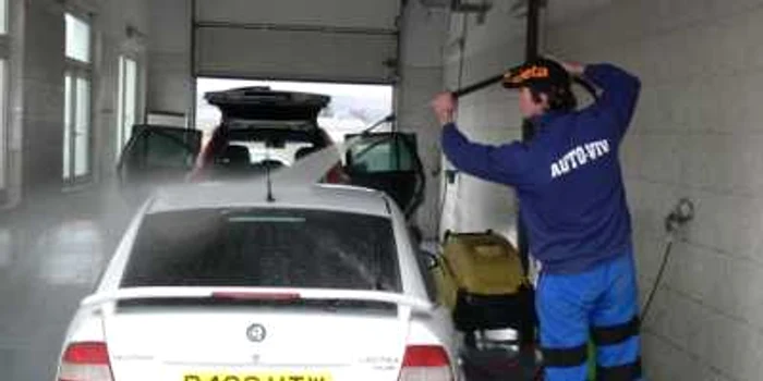 Banii au fost furaţi într-o spălătorie auto. Foto arhivă