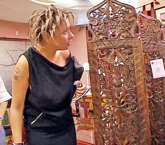 
    Sexy-impresara are  o afinitate pentru mobilierul de epocă (captură: Euforia TV)  