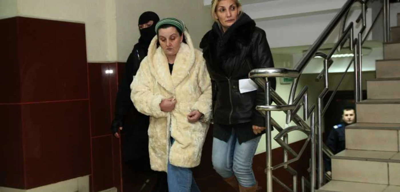 Carmen Mihalcea (stânga) a fost arestată  câteva zile în cazul Cordunenilor