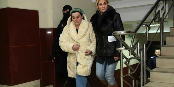 Carmen Mihalcea (stânga) a fost arestată  câteva zile în cazul Cordunenilor