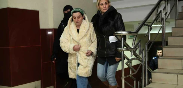 Carmen Mihalcea (stânga) a fost arestată câteva zile în cazul Cordunenilor